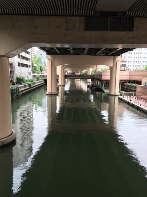 折々の東横堀。本町橋、雨。