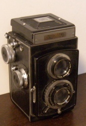 書斎には、古いカメラがよく似合う。「ミノルタフレックス１」