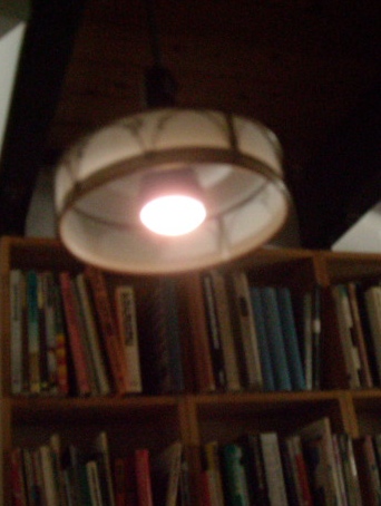 灯火管制用電球の灯りの下で。