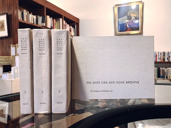 ミース・ファン・デル・ローエ・アーカイブ Part1 全4巻揃　THE MIES VAN DER ROHE ARCHIVE Part1: 1910-1937 in Four Volumes｜ 1986年・Museum of Modern Art, in New York ｜ 編集：Arthur Drexler ｜ 建築書