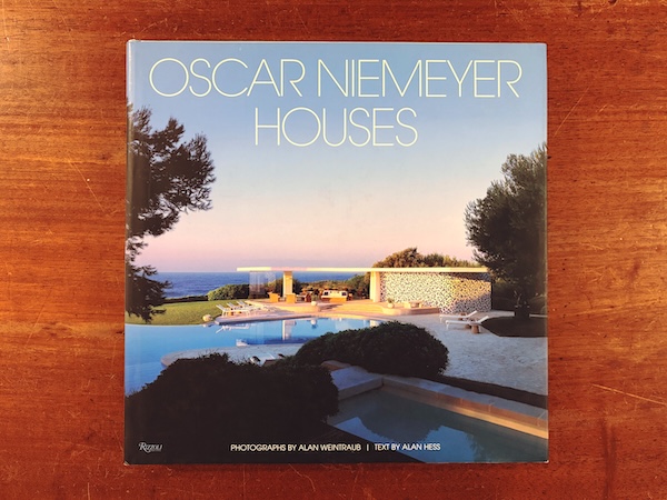 オスカー・ニーマイヤー　OSCAR NIEMEYER HOUSES ｜ 2010・RIZZOLI ｜ 建築書